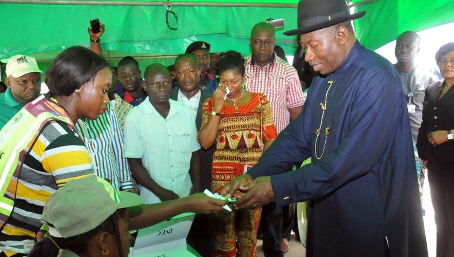 Le président nigérian  Goodluck Jonathan vote à Otuoke, le 28 mars 2015