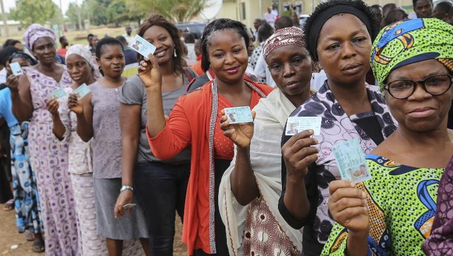 Des femmes attendent pour voter à Abuja au Nigeria, le 28 mars 2015