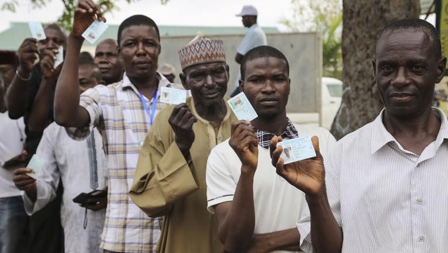 Des hommes attendent pour voter à Abuja au Nigeria, le 28 mars 2015