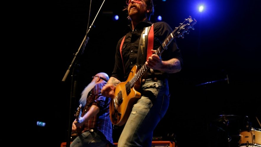 Le chanteur et guitariste du groupe de rock américain Eagles of Death Metal, Jesse Hugues, sur scène, dans la salle du Sentrum à Oslo le 14 février 2016
