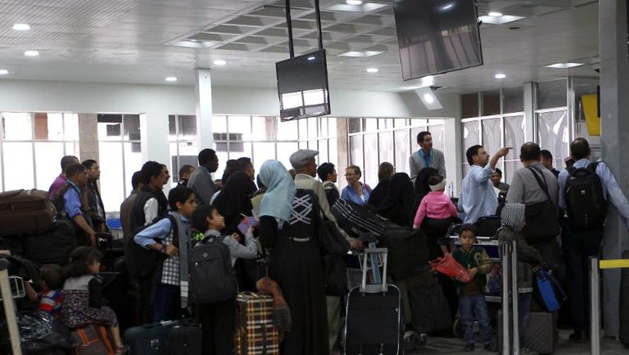 Des passagers attendant à l'aéroport de Sanaa le 28 mars 2015