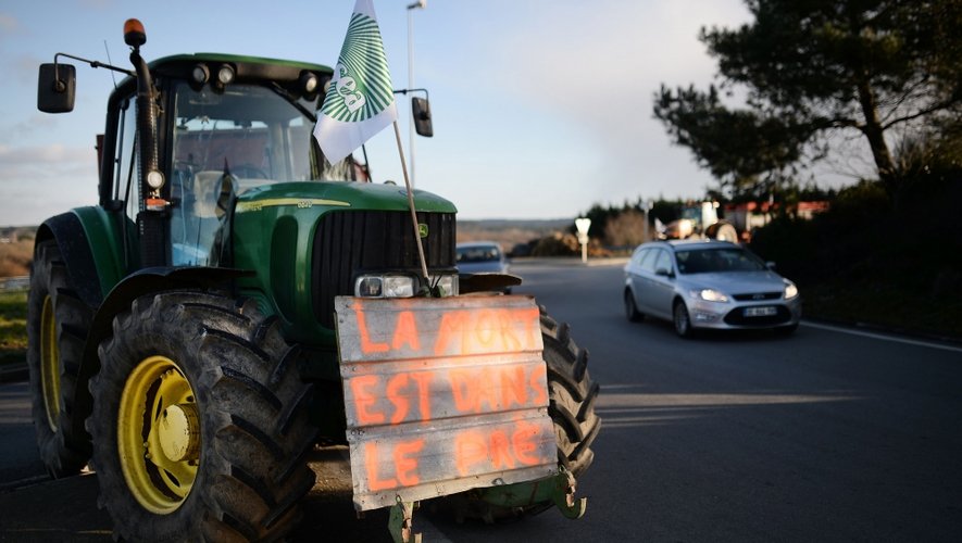 À l’appel de la FDSEA de plusieurs départements, les agriculteurs ont décidé le blocus des centrales d’achat en Auvergne-Rhône-Alpes.