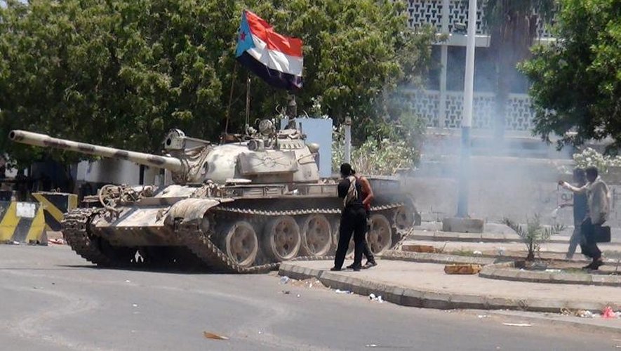 Un char arborant le drapeau des séparatistes trouvé dans un dépôt militaire,  le 27 mars 2015