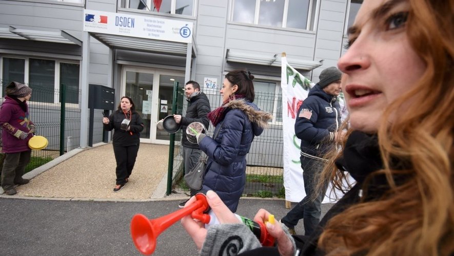 Après l’opération escargot dans les rues du village dimanche, les parents d’élèves ont protesté, lundi, devant les locaux de l’Éducation nationale à Rodez.