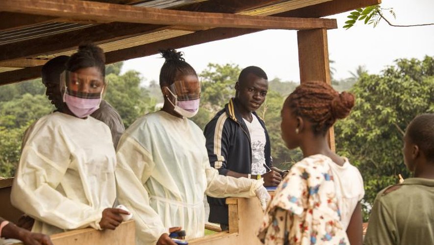 Du personnel sanitaire à la frontière entre la Sierra Leone confinée et le Liberia, le 27 mars 2015
