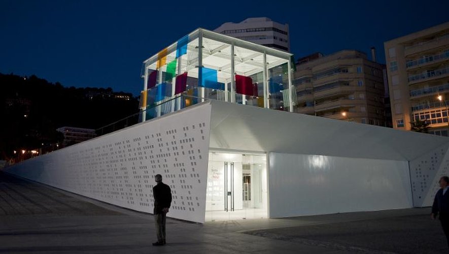 Un homme observe le centre Pompidou "provisoire" installé à Málaga le 27 mars 2015