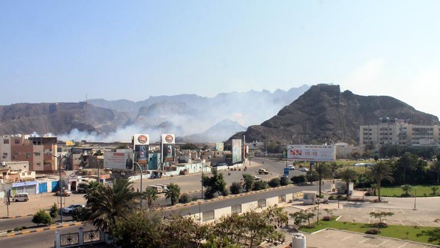 De la fumée s'échappe d'un dépôt d'armes d'Aden ayant explosé le 28 mars 2015