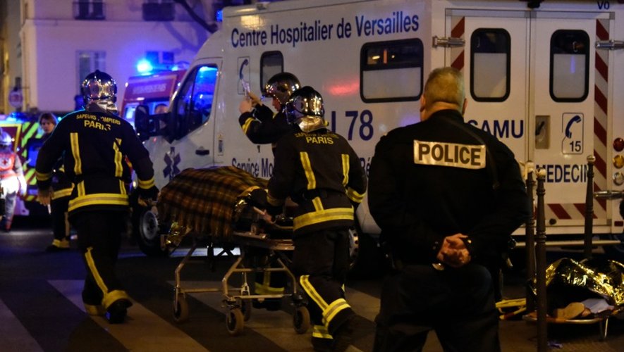 Une personne blessée dans l'attaque du Bataclan évacuée par les pompiers le 14 novembre 2015 à Paris