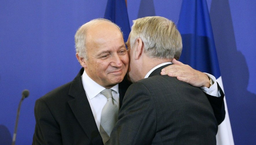 Le désormais ex-ministre des Affaires étrangères, Laurent Fabius (à gauche), félicitant son successeur, Jean-marc Ayrault, à Paris, le 12 février 2016