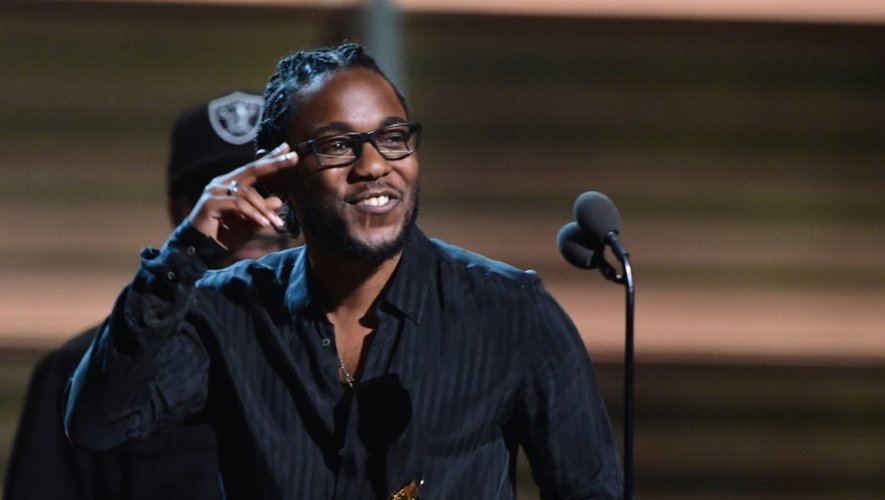 Kendrick Lamar reçoit le prix du meilleur album rap, lors de la cérémonie des Grammy's à Los Angeles le 15 février 2016