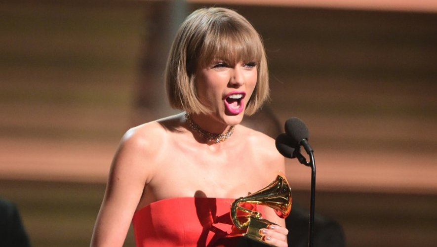 Taylor Swift reçoit le Grammy de l'album de l'année, le 15 février 2016 lors de la remise des Grammy à Los Angeles