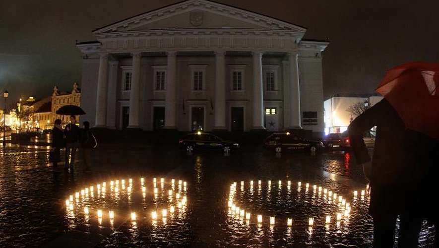 Des bougies forment le nombre 60 à Vilnius dans le cadre de l'opération "Une heure pour la planète", le 28 mars 2015