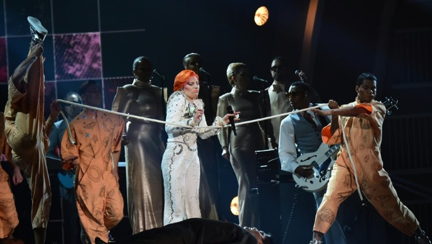 Lady Gaga sur la scène des Grammy Awards, le 15 février 2016 à Los Angeles