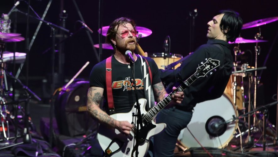 Jesse Hughes (C), le chanteur du groupe américain Eagles of Death Metal, lors du concert à l'Olympia à Paris, le 16 février 2016, plus de trois mois après les attentats qui avaient interrompu leur concert au Bataclan
