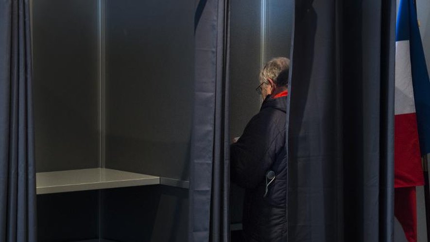 Un électeur dans l'isoloir vote pour le second tour des départementales à Evry, le 29 mars 2015