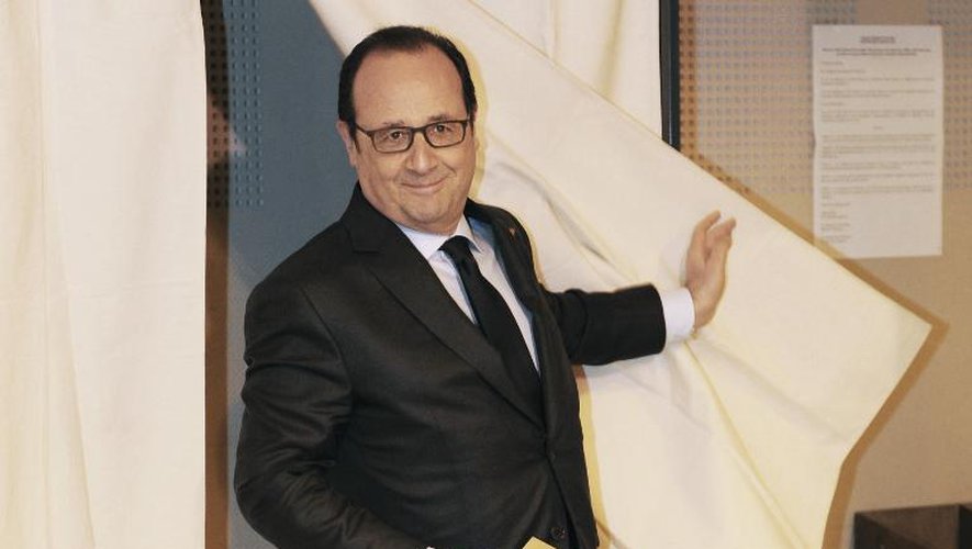 François Hollande vote pour le second tour des départementales le 29 mars 2015 à Tulle