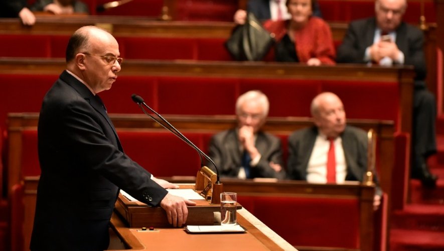 Le ministre de l'Intérieur Bernard Cazeneuve s'exprime à la tribune de l'Assemblée nationale avant le vote de la prolongation pour trois mois de l'état d'urgence, à Paris, le 16 février 2016