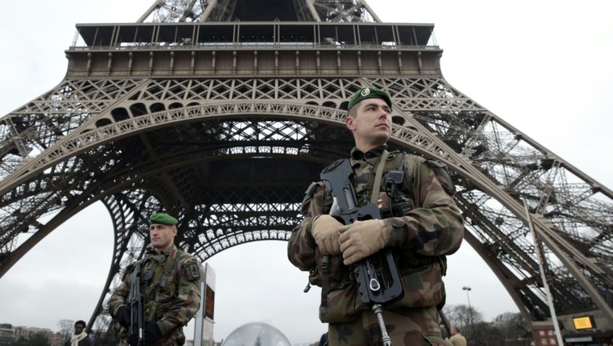 Des militaires déployés sous la Tour Eiffel dans le cadre du plan vigipirate le 7 janvier 2015 à Paris