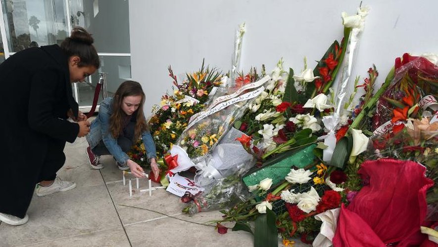 Fleurs et bougies en hommage aux victimes de l'attaque terroriste, déposée le 27 mars 2015 devant le musée du Bardo à Tunis