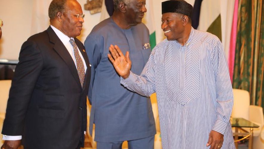 Le président du Nigeria Goodluck Jonathan (d) reçoit le 30 mars 2015 à Abuja des observateurs internationaux dont l'ancien président du Libéria Amos Sawyer (g) et celui du Ghana John Kufor
