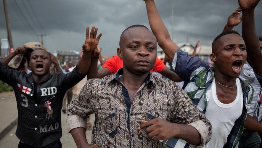 Des partisans du Congrès progressiste (APC) défilent lors d'une manifestation réclamant l'annulation des élections dans l'Etat de Rivers (sud) au Nigeria, le 30 mars 2015