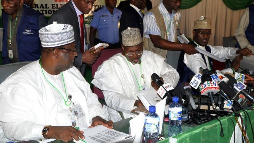 Le président de la Commission électorale indépendante (Inec) Attahiru Jega (c) et le commissaire de l'Inec Nuru Yakubu (g) compilent les résultats des élections à Abuja au Nigeria le 30 mars 2015