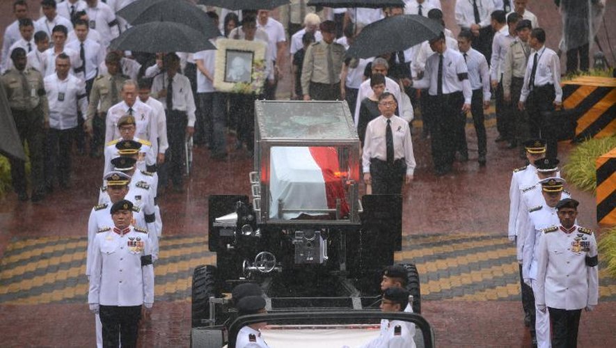 Passage du cortège funèbre avec le cercueil de Lee Kuan Yew recouvert du drapeau national lors de ses funérailles le 29 mars 2015 à Singapour
