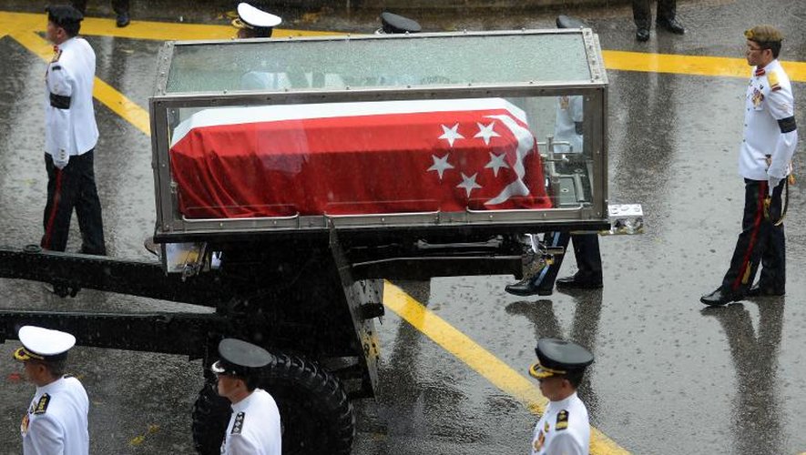 Passage du cortège funèbre avec le cercueil de Lee Kuan Yew recouvert du drapeau national lors de ses funérailles le 29 mars 2015 à Singapour