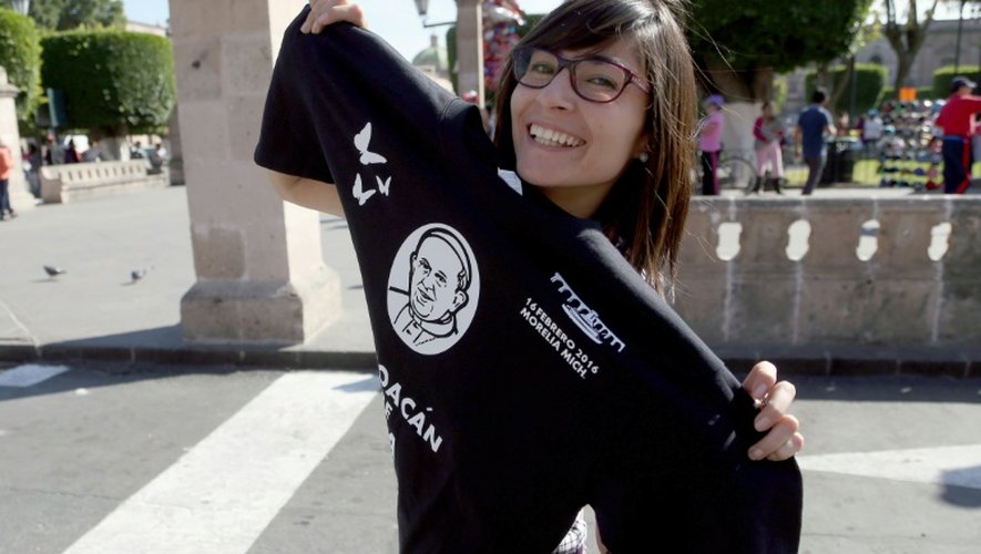 Un tee-shirt à l'effigie du pape proposé par une vendeuse de rue le 15 février 2016 à Morelia, dans l'Etat de Michoacan