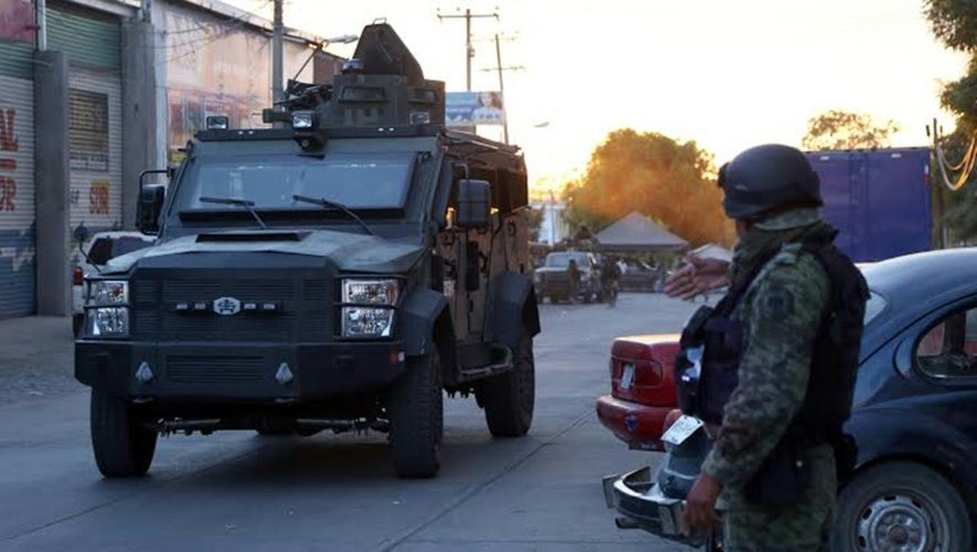 Forces de sécurité devant la morgue où se trouve le corps de Nazario Moreno alias "El Chayo" le 9 mars 2014 à   Apatzingan dans l'Etat du  Michoacan