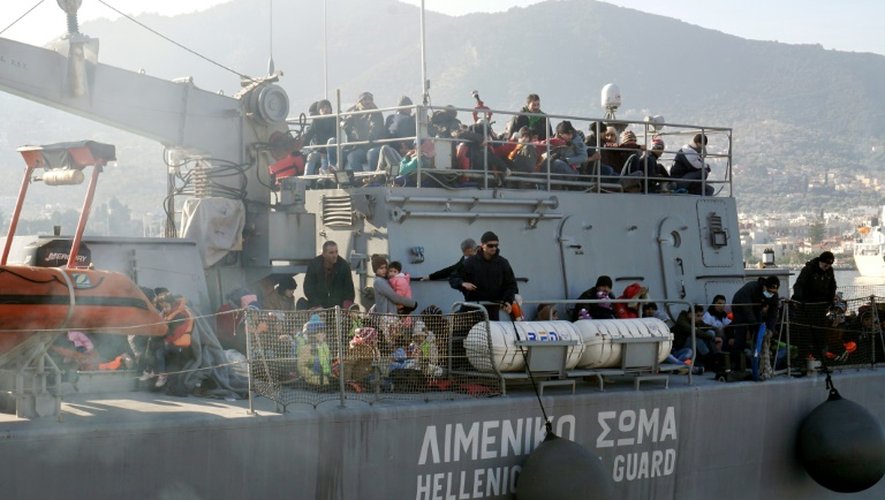 Des migrants à leur arrivée en bateau le 8 février 2016 sur l'île de Lesbos