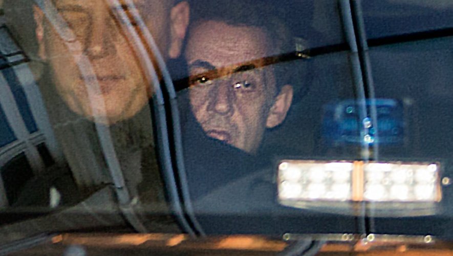 L'ancien président Nicolas Sarkozy arrive au pôle financier à Paris le 16 février 2016