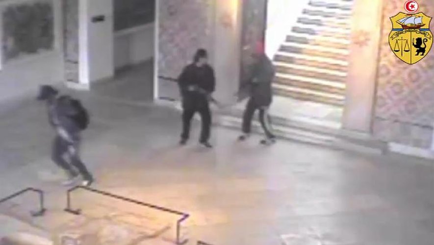 Image de vidéosurveillance diffusée le 21 mars 2015 par le gouvernement tunisien où l'on voit (à d), armes à la main, les deux auteurs de l'attaque du 18 mars contre le Musée du Bardo, alors qu'un autre homme se précipite en courant vers l'extérieur