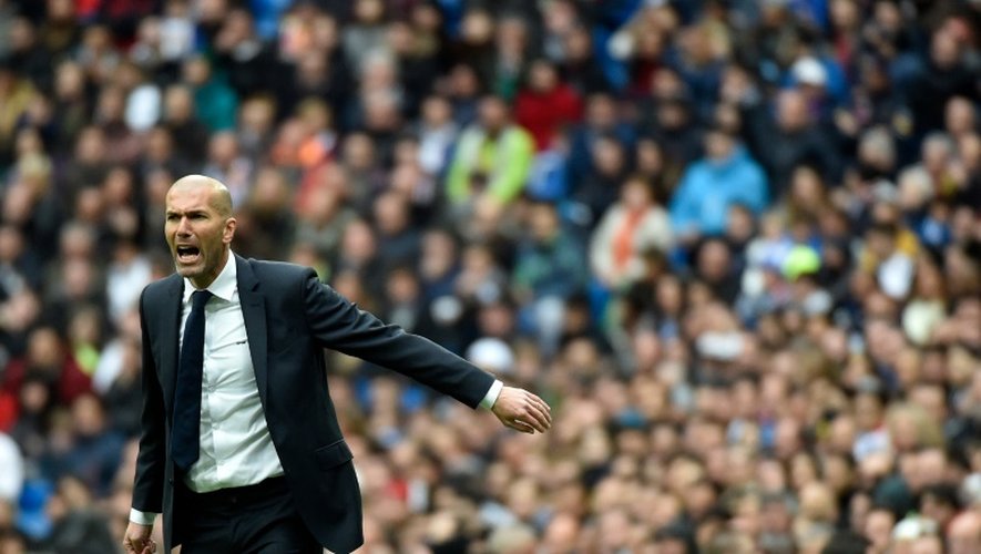 L'entraîneur du Real Madrid Zinédine Zidane replace ses joueurs opposés à l'Athletic Bilbao à Santiago Bernabeu, le 13 février 2016