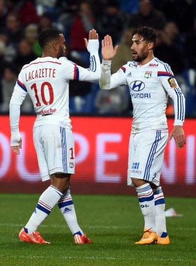 Les Lyonnais Alexandre Lacazette et Nabil Fekir, après un but contre Montpellier, le 8 mars 2015 à La Mosson