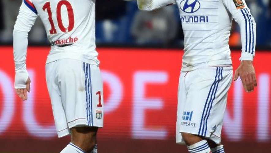 Les Lyonnais Alexandre Lacazette et Nabil Fekir, après un but contre Montpellier, le 8 mars 2015 à La Mosson