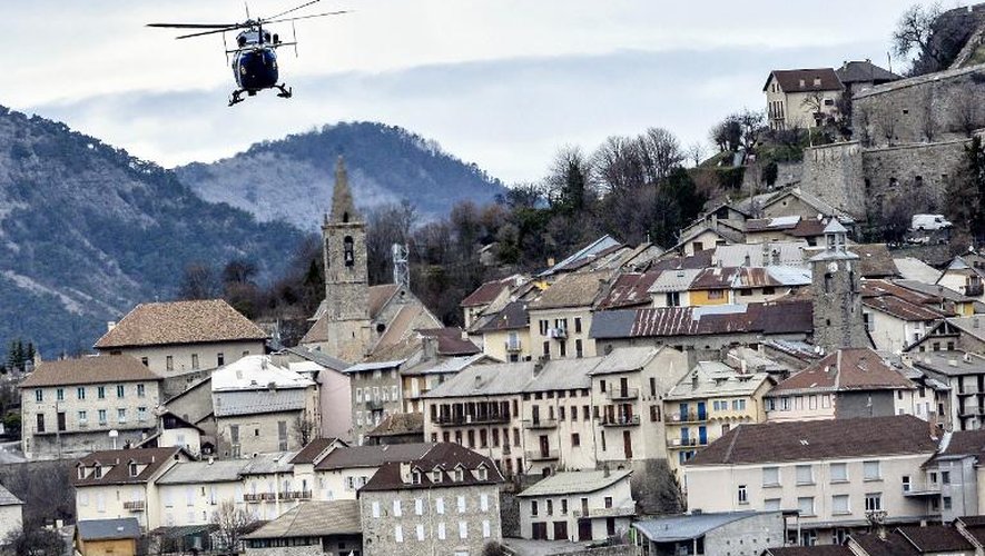 Un hélicoptère de la gendarmerie au dessus de Seyne-les-Alpes le 28 mars 2015 non loin du lieu du crash de l'A320