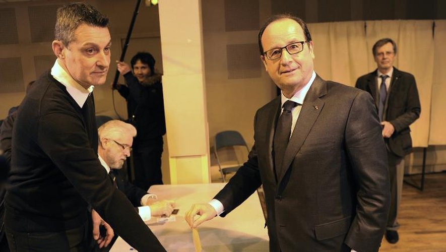 Le président François Hollande vote à Tulle, le 29 mars 2015