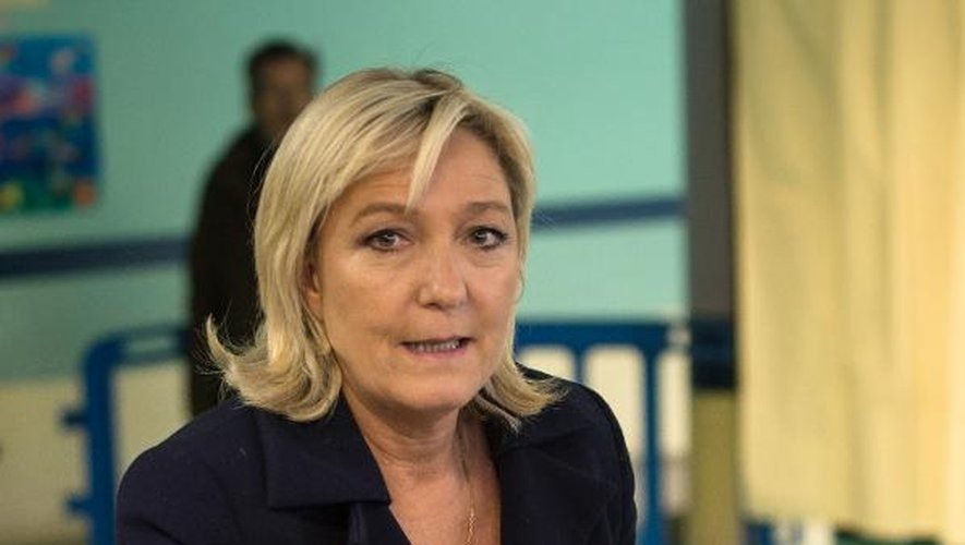 La présidente du Front national Marine Le Pen vote à Henin-Beaumont, le 29 mars 2015