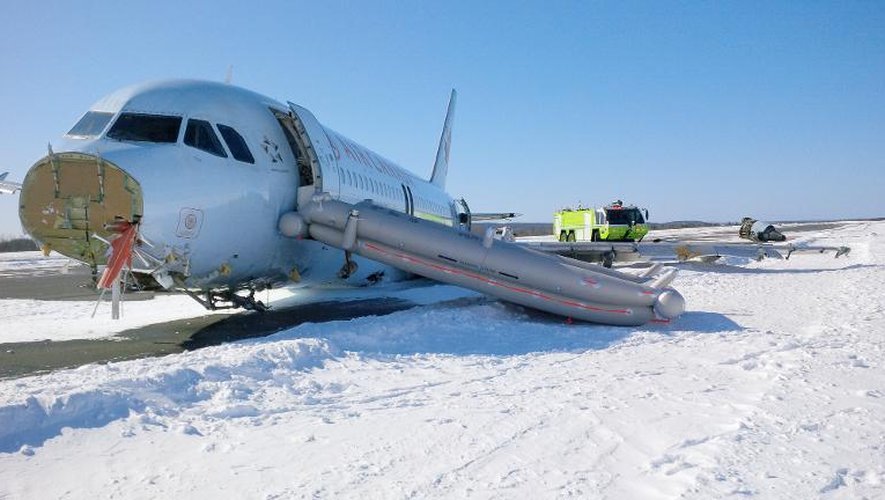 Image fournie par le bureau canadien pour la sécurité des transports montrant l'A320 d'Air Canada après sa sortie de piste à l'aéroport d'Halifax, le 29 mars 2015