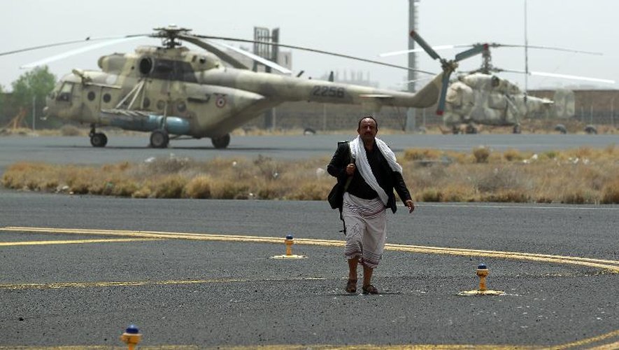 Un chiite houthi armé sur le tarmac de l'aéroport le  le 28 mars de Sanaa