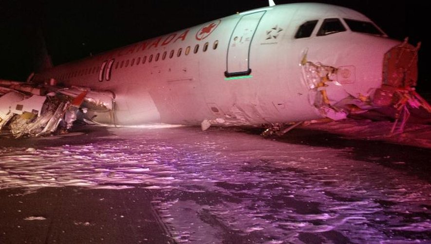 Image fournie par le bureau canadien pour la sécurité des transports montrant l'A320 d'Air Canada après sa sortie de piste à l'aéroport d'Halifax, le 29 mars 2015