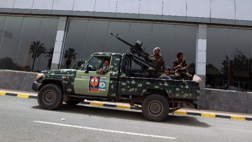 Des rebelles chiites houthis armés portant des uniformes militaires, le 28 mars à l'aéroport de Sanaa