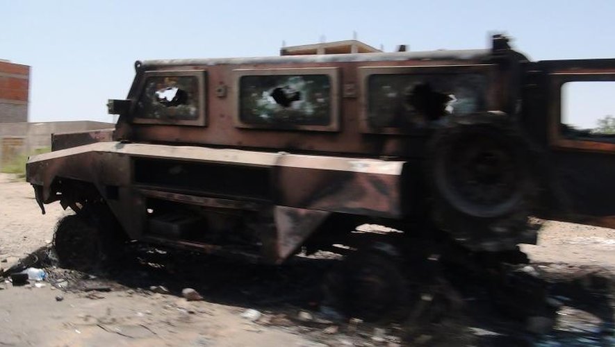 Un véhicule brûlé 29 mars 2015 dans la province de Lahj après des affrontements entre des "comités populaires" et des milices houthis
