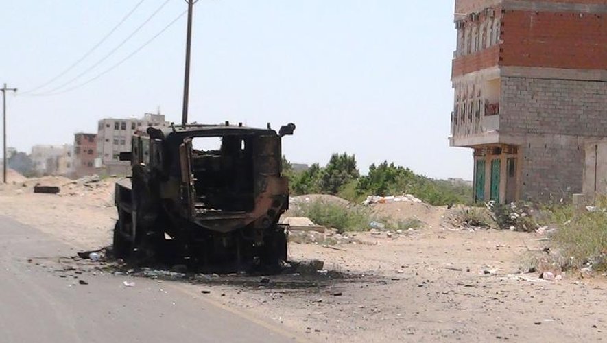 Un véhicule brûlé 29 mars 2015 dans la province de Lahj après des affrontements entre des "comités populaires" et des milices houthis
