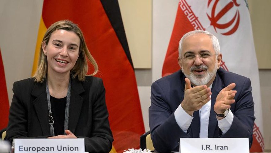 La chef de la diplomatie européenne Federica Mogherini (g) et son homologue iranien Mohammad Javad Zarif à Lausanne, le 30 mars 2015
