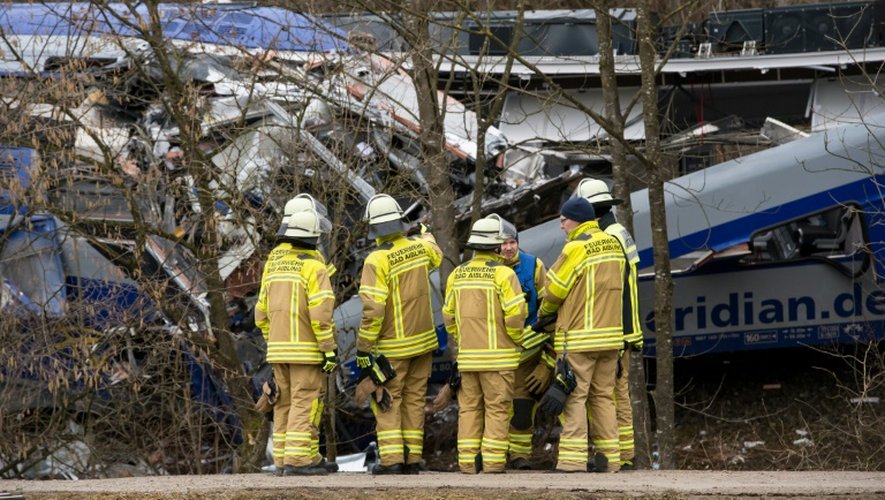 Des pompiers se tiennent près du site de l'accident de train près de Bad Aibling, le 10 février 2016