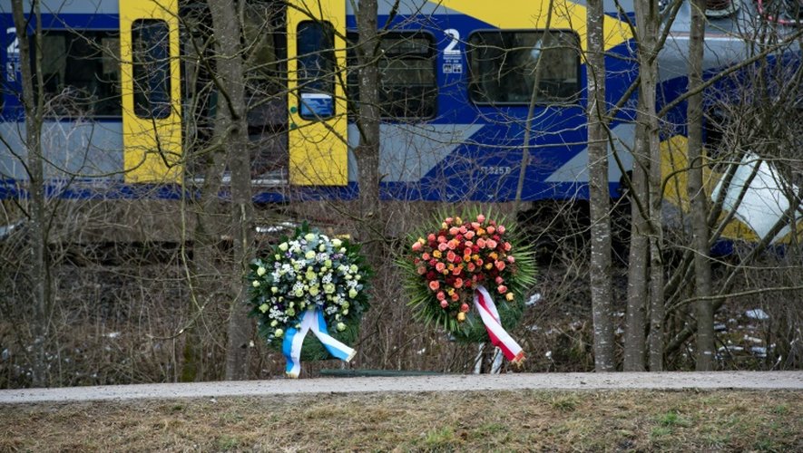 Des couronnes de fleurs déposées sur le site de l'accident, le 10 février 2016, près de Bad Aibling