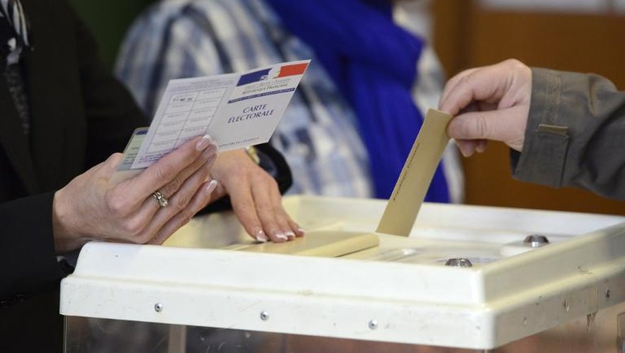 Une personne vote à Marseille pour le second tour des départementales, le 29 mars 2015