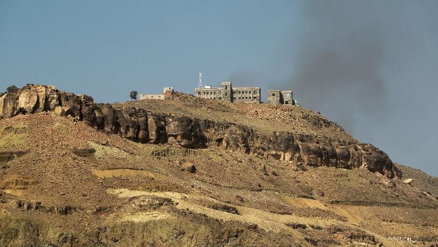 De la fumée s'échappe de la colline de Faj Attan à Sanaa où ont eu lieu des attaques aériennes contre les rebelles Houthis le 28 mars 2015